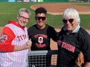 Anneka McVee (à gauche), Helene Choiniere et Kangee embrassent le début de la nouvelle saison de la Frontier League avec le joueur de champ intérieur des Titans d'Ottawa Ivan Marin.