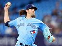 Le lanceur partant des Blue Jays, Kevin Gausman, livre un lancer lors de la première manche contre les Yankees au Rogers Centre de Toronto, le mardi 16 mai 2023.