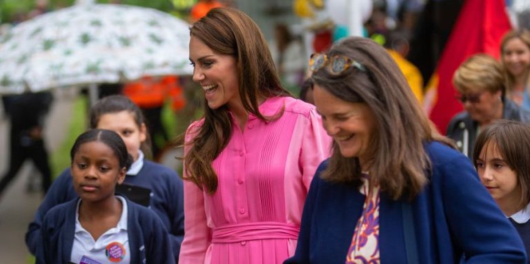 La princesse Kate incarne le printemps dans une jolie robe chemise rose et des espadrilles à lanières