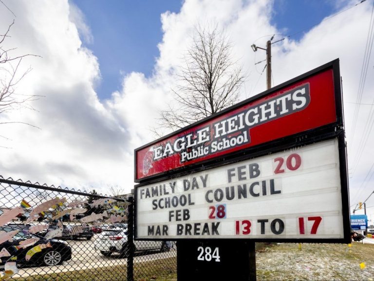 Des absences massives éclatent dans les écoles de l’Ontario alors que le drapeau de la fierté flotte