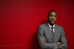 Le président des Raptors de Toronto, Masai Ujiri, a vu la fortune de son club NBA s'effondrer cette saison.  Maintenant, il cherche un nouvel entraîneur après s'être séparé de Nick Nurse.  LES DOSSIERS DE LA PRESSE CANADIENNE