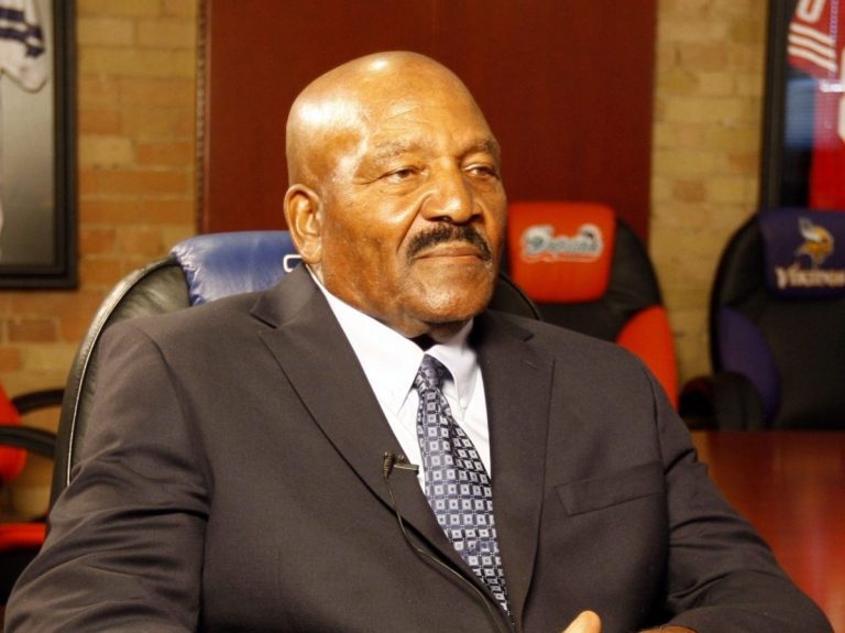 Le grand porteur de ballon de tous les temps de la NFL, l’activiste social Jim Brown est mort à 87 ans