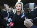 La mairesse de Mississauga, Bonnie Crombie, parle avec enthousiasme de McCallion après la cérémonie du mardi 14 février 2023.