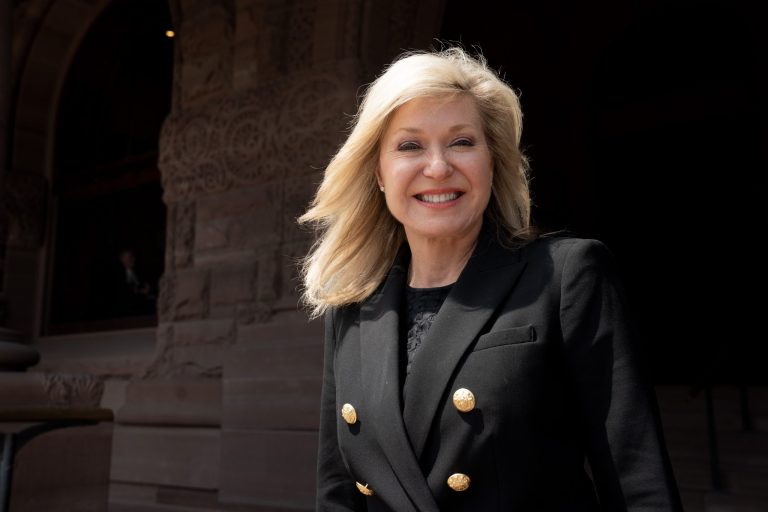 LILLEY : Bonnie Crombie brigue la direction du Parti libéral ontarien, dénonce Doug Ford