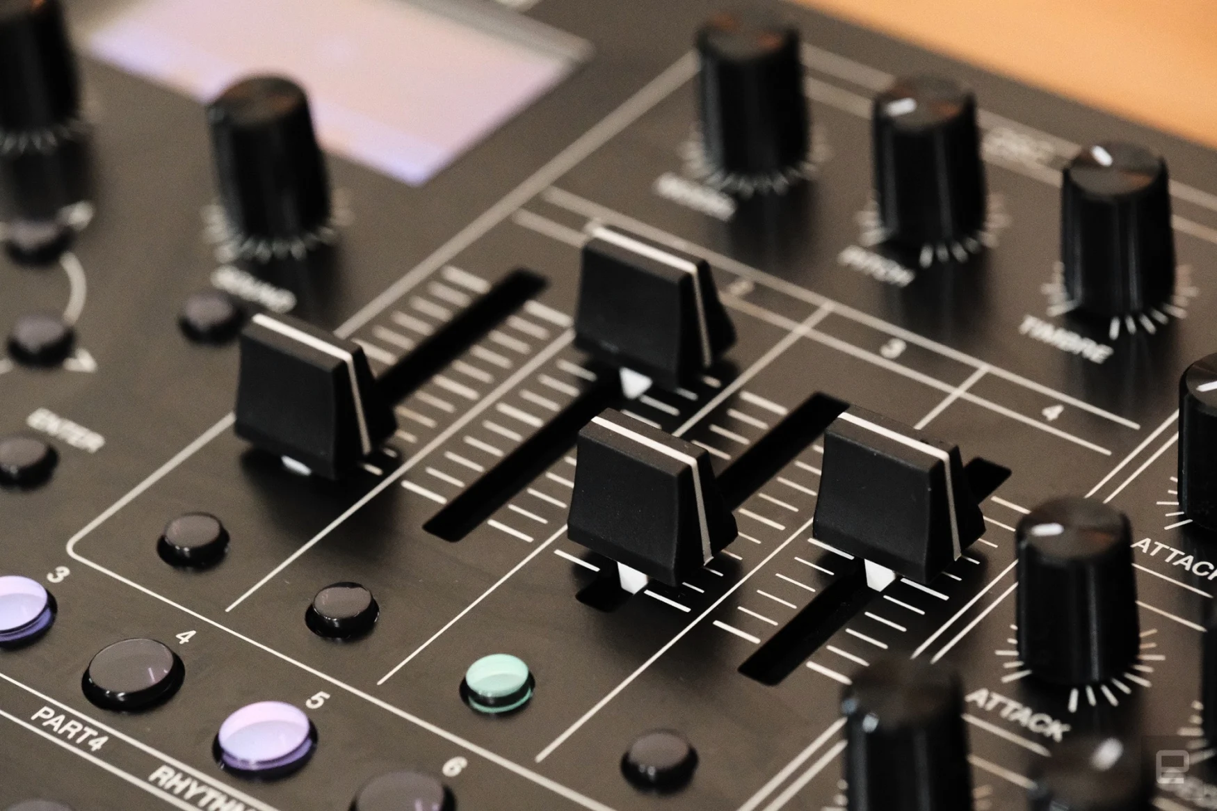 Gros plan sur les quatre faders du Roland SH-4d