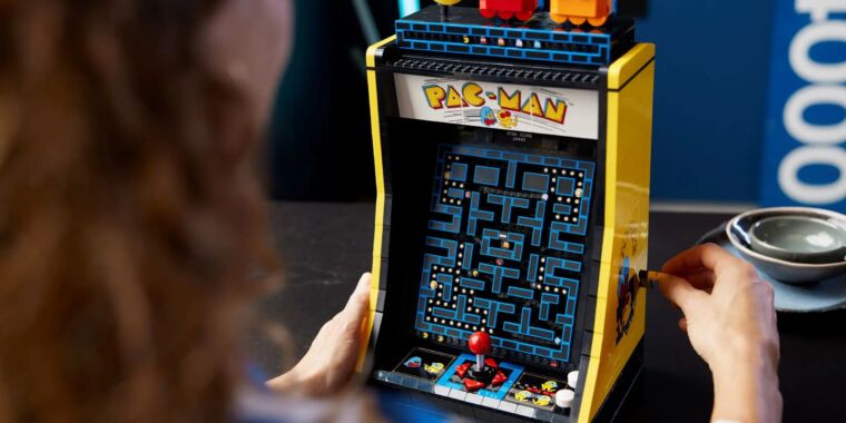 270 $, une armoire d’arcade Lego Pac-Man de 2 561 pièces mangera des fantômes, un revenu disponible