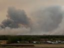 De la fumée s'élève d'un incendie de forêt à Valleyview le 6 mai 2023, dans cette capture d'écran obtenue à partir d'une vidéo sur les réseaux sociaux. 