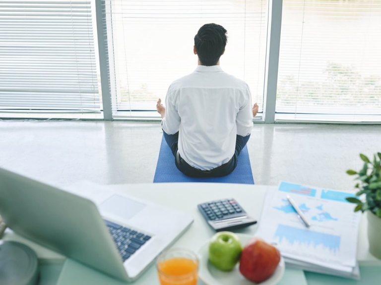 Comment les entreprises peuvent soutenir la santé mentale des employés au-delà de la simple offre de « bols de fruits et de yoga »