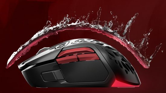 Vue latérale de la souris Diablo 4 SteelSeries avec une éclaboussure d'eau au-dessus et un fond rouge