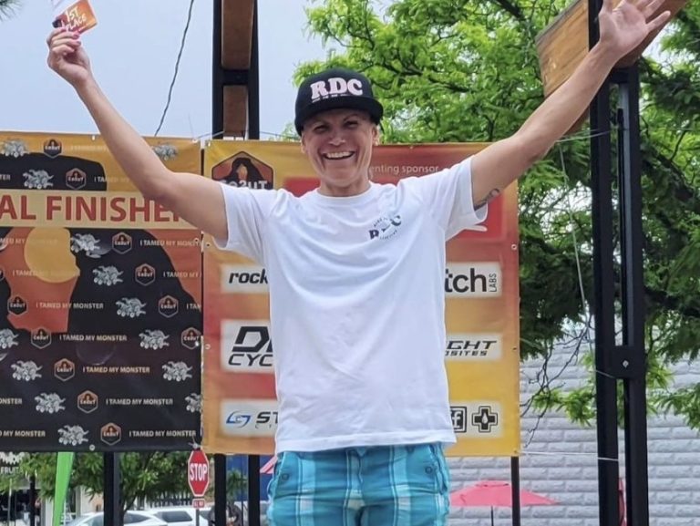 Une cycliste trans est seule sur le podium après avoir remporté le groupe d’âge dans la catégorie féminine