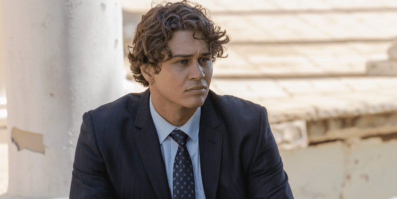 Theo de Home and Away dans une énorme gaffe au procès de Justin
