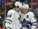 L'avenir des Maple Leafs Auston Matthews (à gauche) et Mitch Marner est en jeu avec le départ de Kyle Dubas du poste de directeur général.