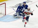 Le centre des Panthers Sam Bennett célèbre après avoir battu le gardien de but des Leafs Ilya Samsonov lors des éliminatoires du deuxième tour à Toronto.