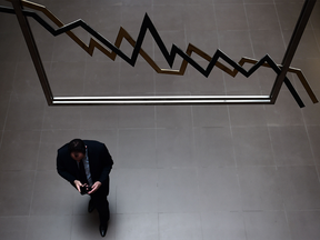 Homme marchant sous le signe des marchés financiers