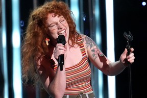 Sara Beth Liebe sur scène dans American Idol