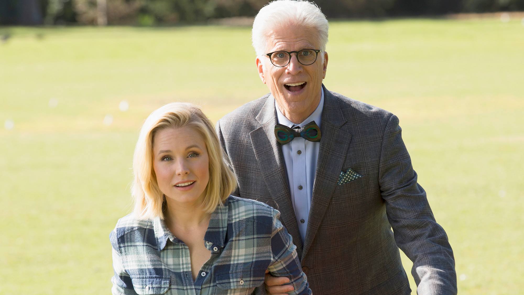 (L, R) Kristen Bell comme Eleanor et Ted Danson comme Michael dans The Good Place