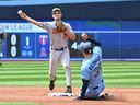 Le joueur de deuxième but des Orioles de Baltimore, Adam Fraizier, lance au premier but pour un double jeu après avoir éliminé le voltigeur de centre des Blue Jays de Toronto Kevin Kiermaier lors de la quatrième manche au Rogers Centre de Toronto, le 21 mai 2023.