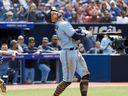 George Springer, numéro 4 des Blue Jays de Toronto, frappe à la neuvième manche de leur match de la MLB contre les Orioles de Baltimore au Rogers Centre le 21 mai.