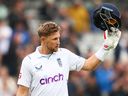 Joe Root, en Angleterre, fait des gestes alors qu'il sort du terrain après que l'Angleterre a remporté le premier match de test de cricket contre la Nouvelle-Zélande.