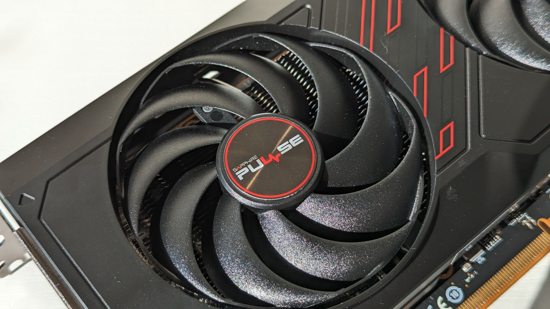 Test de l'AMD Radeon RX 7600 : gros plan sur le ventilateur de la carte graphique