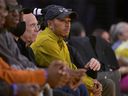 Lewis Hamilton, pilote de Formule 1, assiste à un match éliminatoire des Lakers de Los Angeles.