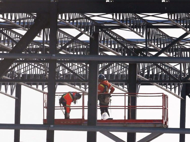 Doug Ford et Chrystia Freeland se disputent qui paiera l’usine de batteries Stellantis en Ontario