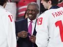 Le président du conseil d'administration de Hockey Canada, Hugh Fraser, prépare les médailles d'or lors de la cérémonie de remise des médailles du Championnat mondial de hockey junior de l'IIHF.