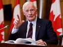 David Johnston, rapporteur spécial sur l'ingérence étrangère, tient une conférence de presse sur ses conclusions et recommandations sur l'ingérence étrangère chinoise, à Ottawa, mardi.