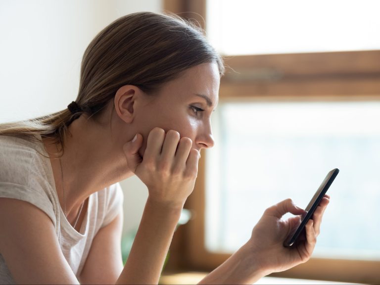 CHER ABBY : Une femme surveille de manière obsessionnelle les réseaux sociaux de son ancien rival