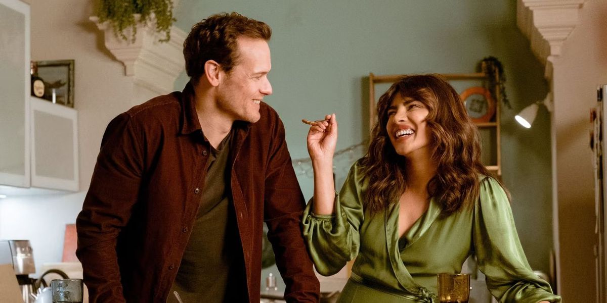 (LR) Sam Heughan et Priyanka Chopra Jonas rient dans une cuisine dans Love Again.