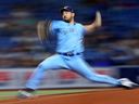 Yusei Kikuchi des Blue Jays de Toronto lance lors d'un match contre les Rays de Tampa Bay au Tropicana Field le 24 mai 2023 à St Petersburg, en Floride.