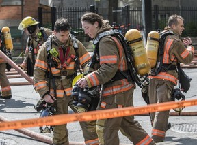 Pompiers derrière le ruban de mise en garde dans la rue