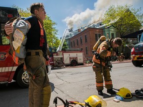 Pompiers derrière le ruban de mise en garde dans la rue