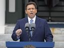 Le gouverneur de Floride, Ron DeSantis, prend la parole après avoir prêté serment pour commencer son deuxième mandat lors d'une cérémonie d'inauguration devant l'ancien Capitole le 3 janvier 2023 à Tallahassee, en Floride. 