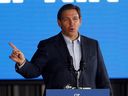 Le gouverneur de Floride et probablement candidat républicain à la présidentielle de 2024, Ron DeSantis, prend la parole dans le cadre de sa tournée Florida Blueprint à Pinellas Park, Floride, États-Unis, le 8 mars 2023.  