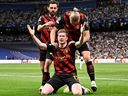 Kevin de Bruyne de Manchester City célèbre avec ses coéquipiers marquant le premier but de son équipe lors de la demi-finale de la Ligue des champions de l'UEFA contre le Real Madrid CF.