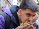 L'utilisateur de TikTok, Jordan Adams, trolle les manifestants végétaliens en mangeant un hamburger géant pendant la manifestation.