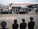 Le Premier ministre Justin Trudeau descend de l'avion à son arrivée à l'aéroport d'Hiroshima à Mihara, dans la préfecture d'Hiroshima, le 18 mai 2023, pour assister au Sommet des dirigeants du G7. 