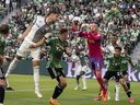 Le gardien de but de l'Austin FC, Brad Stuver (1), effectue un arrêt lors de la première moitié d'un match de football de la MLS contre le Toronto FC, le samedi 20 mai 2023, à Austin, au Texas.