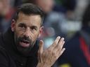 DOSSIER – L'entraîneur-chef du PSV Ruud van Nistelrooy réagit avant le match de football de la Ligue Europa entre Arsenal et le PSV au stade Emirates de Londres, le 20 octobre 2022. Van Nistelrooy a démissionné avec un seul match à jouer cette saison parce qu'il ne se sentait pas assez soutien au sein de l'équipe, a indiqué le club néerlandais mercredi 24 mai 2023.