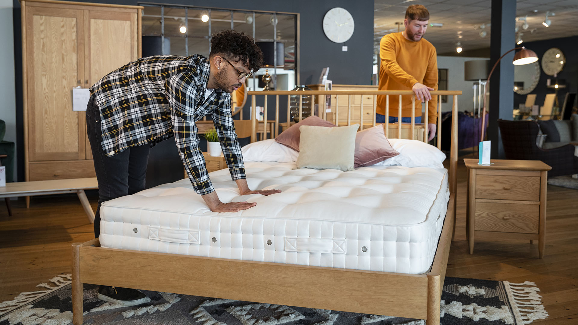 Couple testant des matelas dans une salle d'exposition