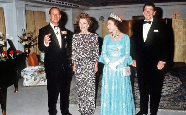 La reine Elizabeth II et le prince Phillip sur Britannia avec le président américain Ronald Reagan et sa femme Nancy Reagan en 1983 - Getty Images