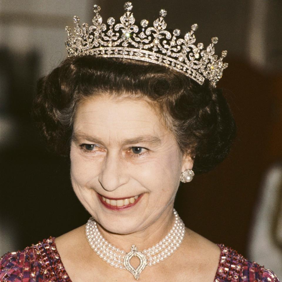 La reine Elizabeth II photographiée portant un tour de cou à quatre rangs de diamants et de perles avec le diadème de « grand-mère »  en novembre 1983 - Collection Hulton Royals