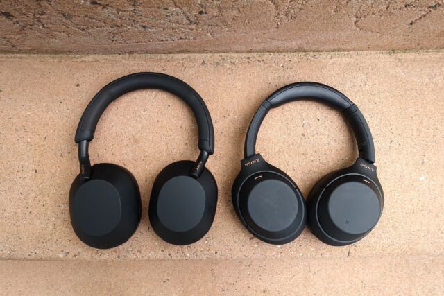 Casque sans fil à réduction de bruit WH-1000XM5 (à gauche) et WH-1000XM4 (à droite) de Sony.  Sony promet une suppression active du bruit et une qualité audio améliorées avec les XM5.