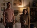 Tobias Menzies, à gauche, et Julia Louis-Dreyfus dans 