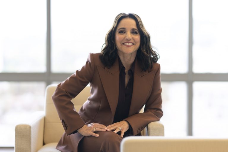 Julia Louis-Dreyfus parle de ‘You Hurt My Feelings’ et révèle ce qu’elle a pensé de la finale de ‘Seinfeld’