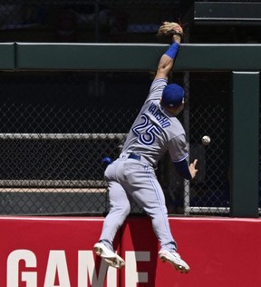 Le voltigeur des Blue Jays Daulton Varsho ne peut pas retenir une balle frappée par le frappeur des Twins Matt Wallner qui a entraîné un home run en solo lors de la cinquième manche au Target Field de Minneapolis, le samedi 27 mai 2023.