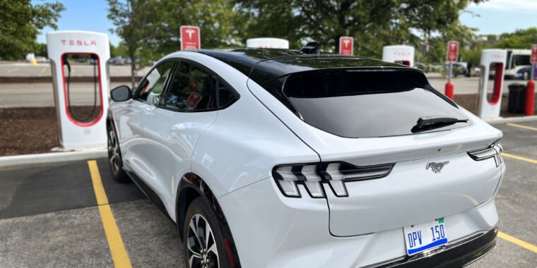 Les véhicules électriques Ford auront accès au réseau Supercharger de Tesla en 2024