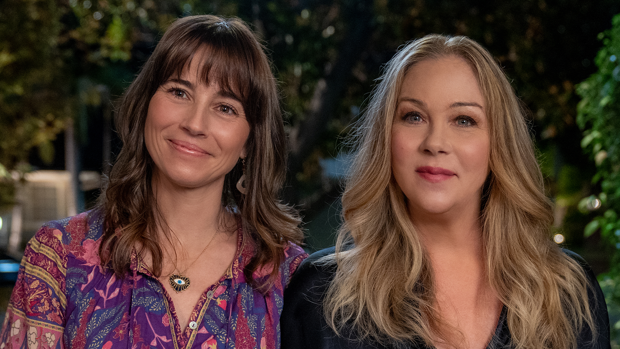 (De gauche à droite) Linda Cardellini dans le rôle de Judy Hale et Christina Applegate dans le rôle de Jen Harding dans Dead to Me