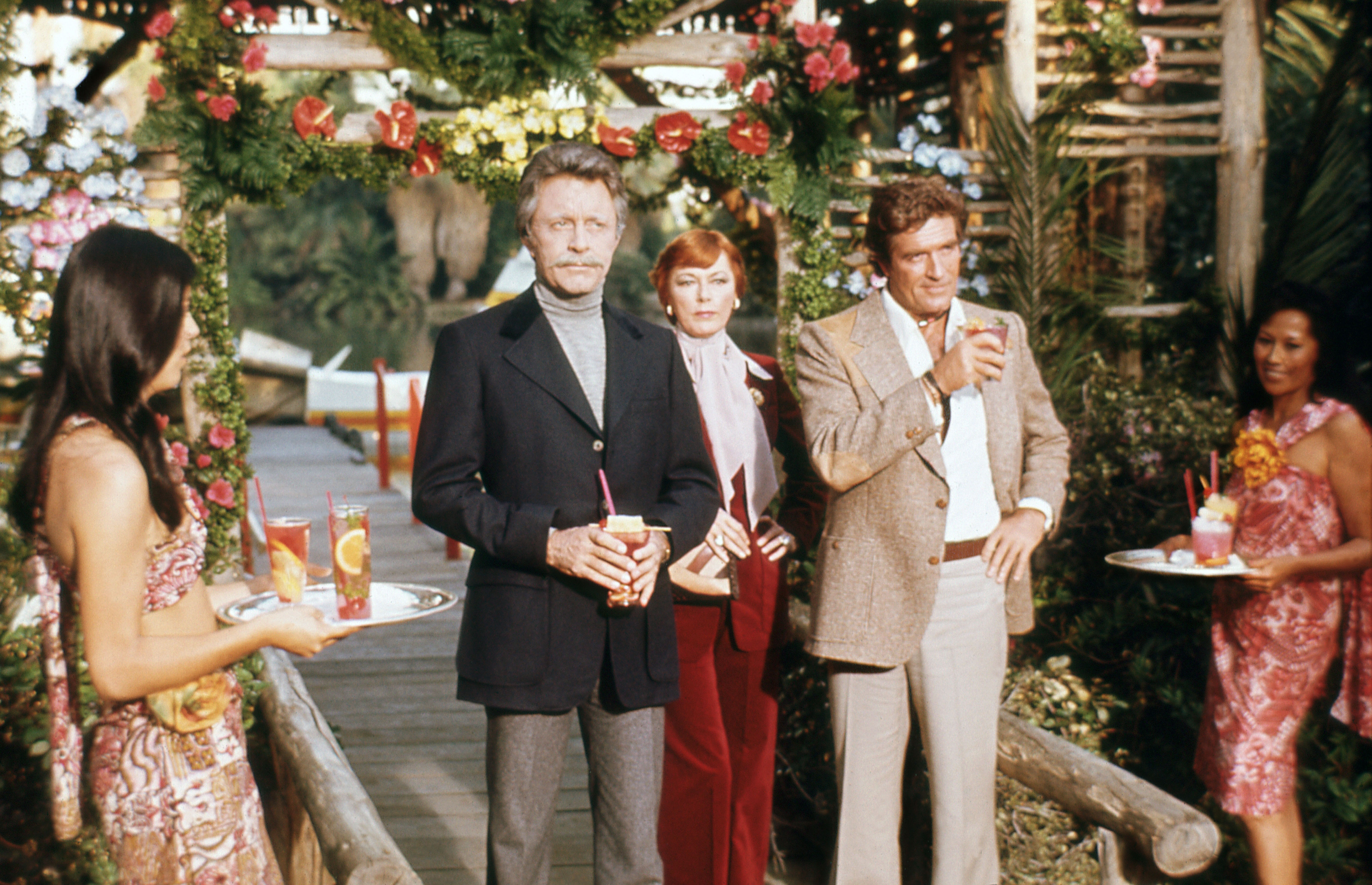 Arnold Greenwood (Bill Bixby) entouré d'autres invités à Fantasy Island